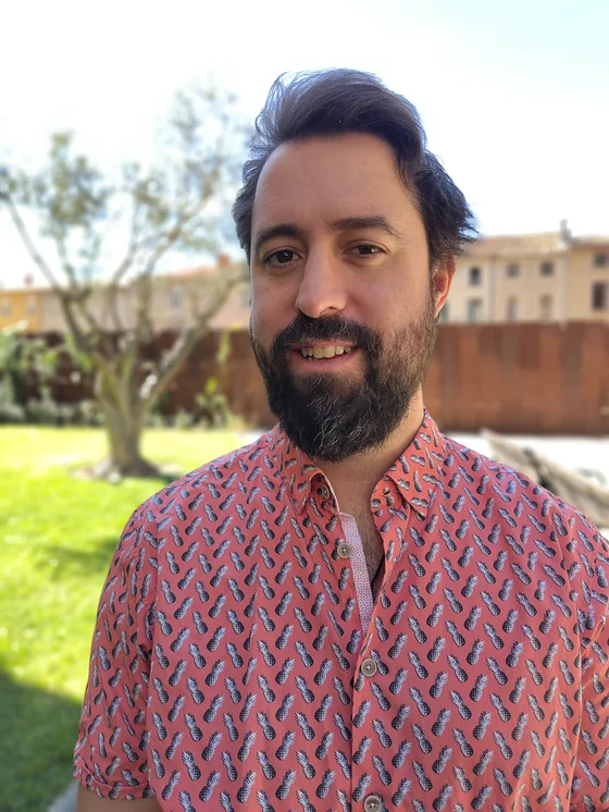 Portrait de Jérémie Gaven, cofondateur de Hoban, au jardin de l'Archevêché à Narbonne