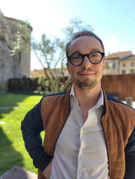 Portrait de Thibault Perrin, cofondateur de Hoban, au jardin de l'Archevêché à Narbonne